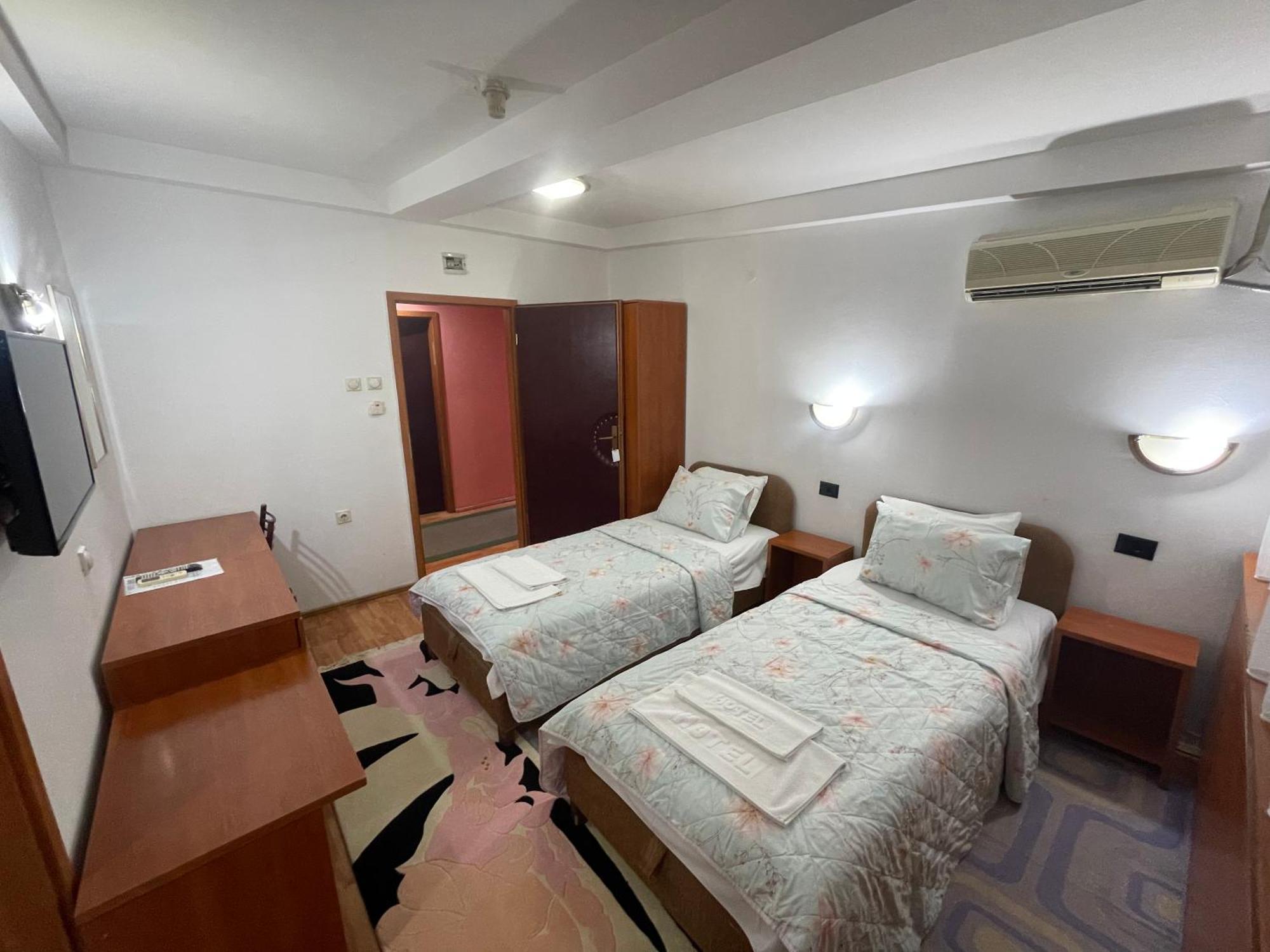 Hotel Square Скопие Екстериор снимка