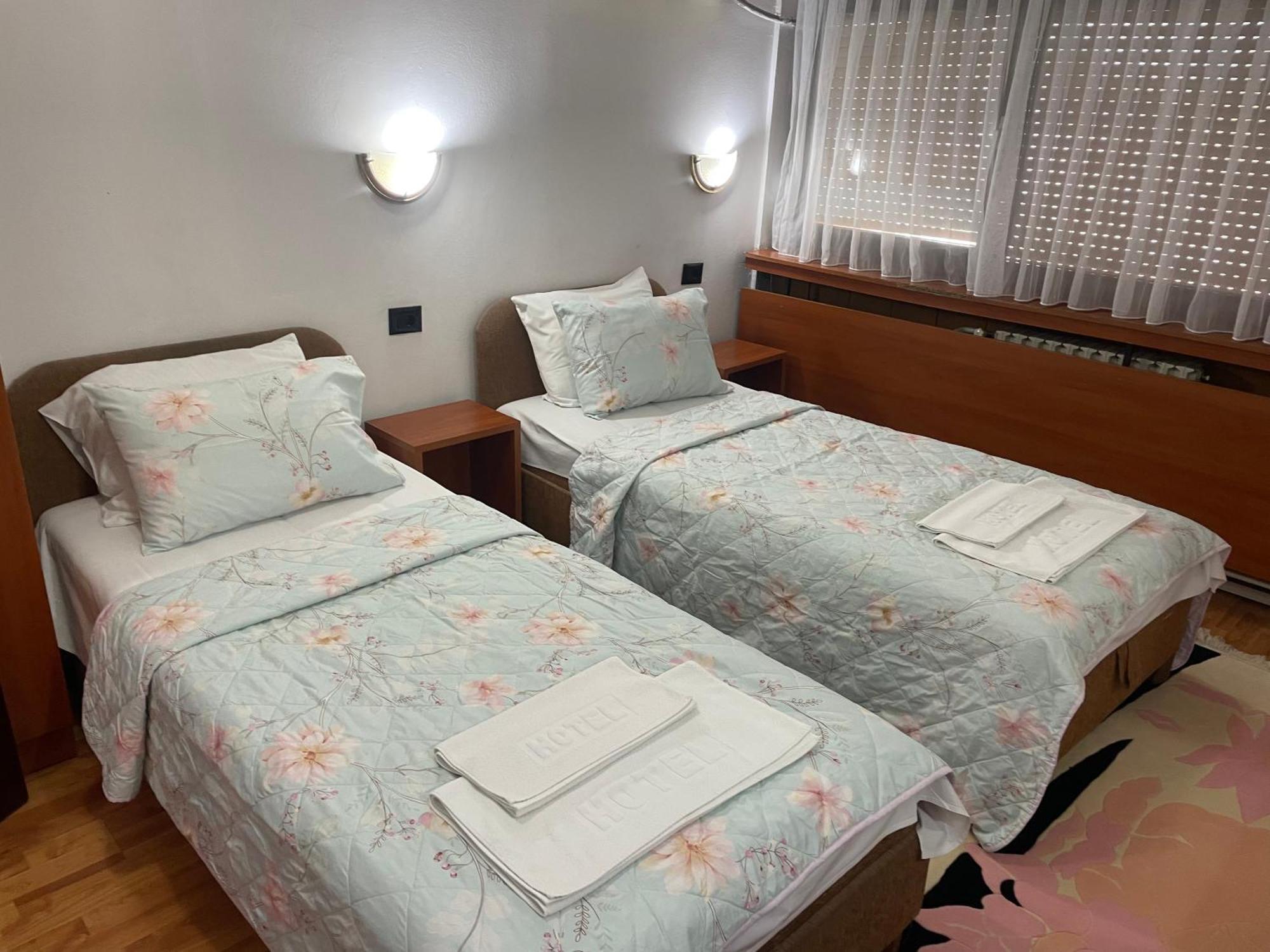 Hotel Square Скопие Екстериор снимка