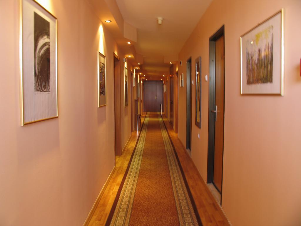 Hotel Square Скопие Екстериор снимка