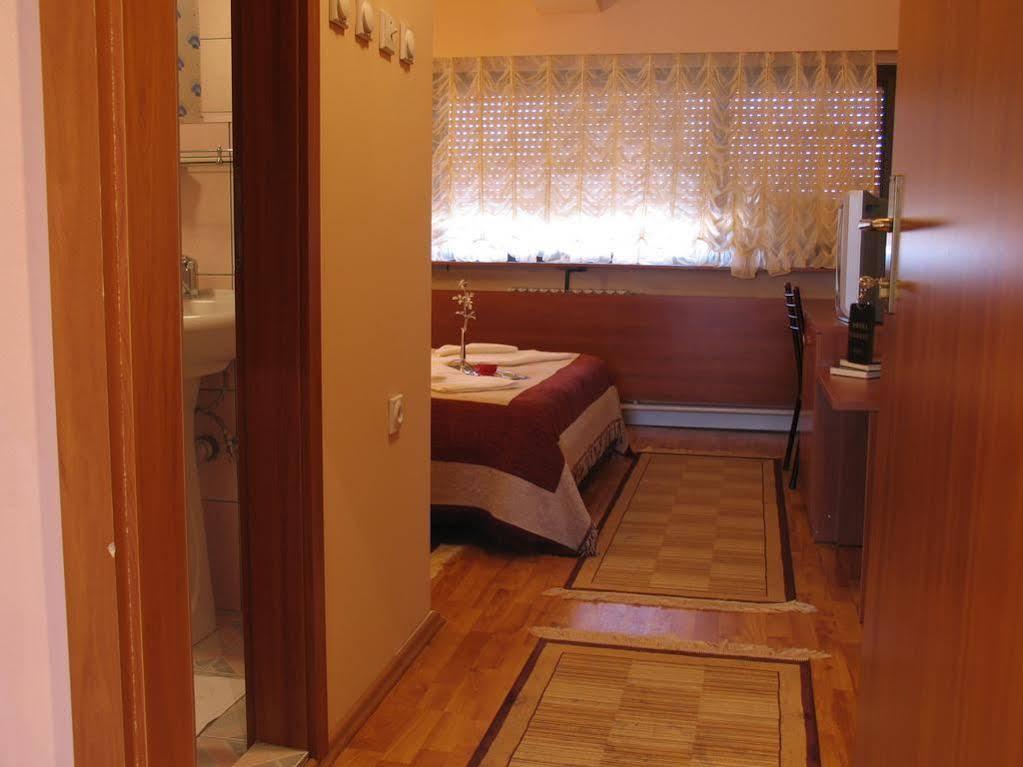 Hotel Square Скопие Екстериор снимка
